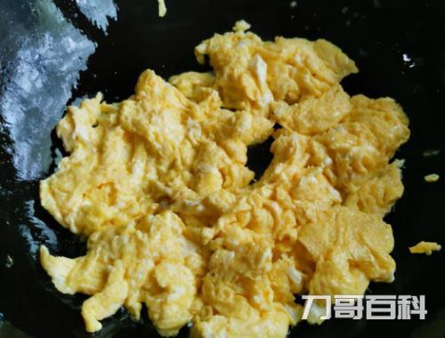 炒平菇要不要焯水有滑滑的东西（平菇没有焯水会中毒吗）