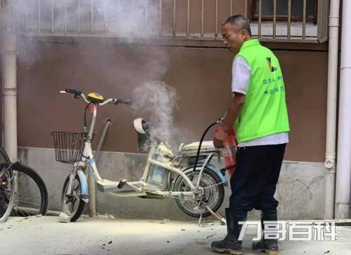 电动车充满电不拔对电瓶有影响吗