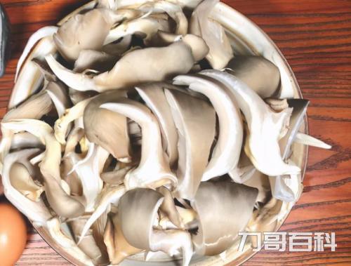 炒平菇要不要焯水有滑滑的东西（平菇没有焯水会中毒吗）