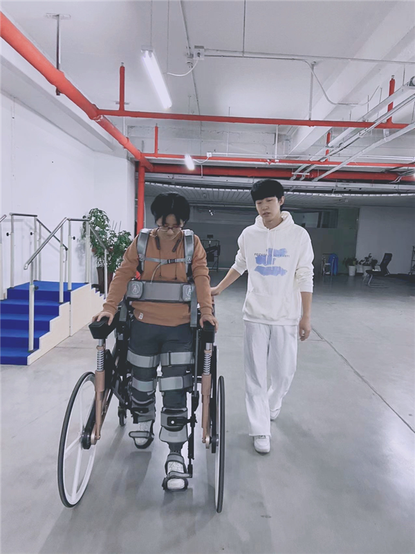 穿上“钢铁战衣”走路后 我看见另一个世界