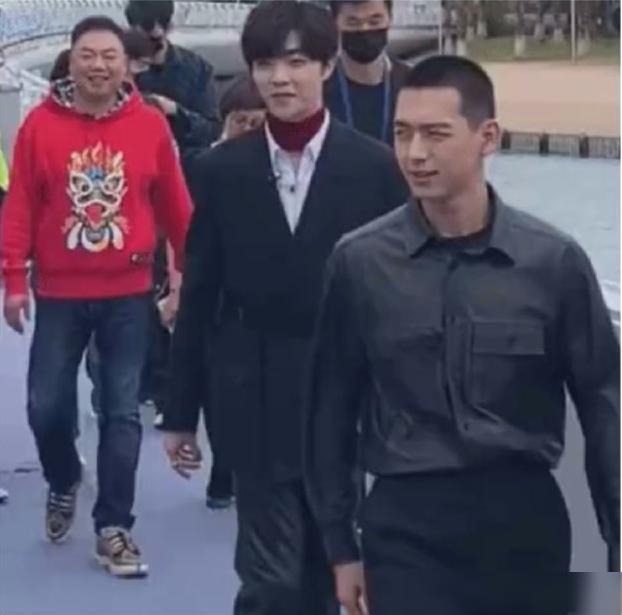 李现以为自己发型被吹乱了，抚摸寸头令陈立农憋笑不已，莫名秀逗