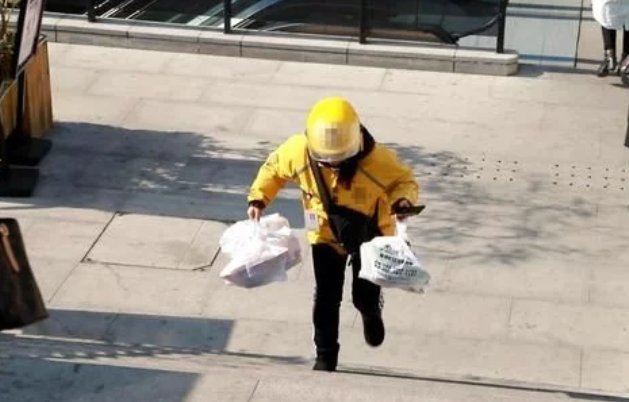 在校大学生为何辱骂外卖小哥？ 大气外卖小哥的举动让人好评连连 ！