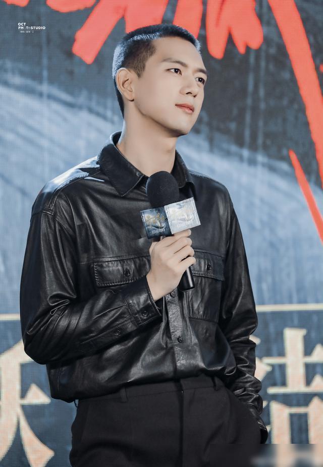 李现以为自己发型被吹乱了，抚摸寸头令陈立农憋笑不已，莫名秀逗