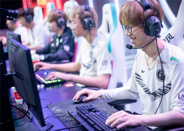 英雄联盟rookie自曝膨胀经历 一对四惨遭现实朋友碾压