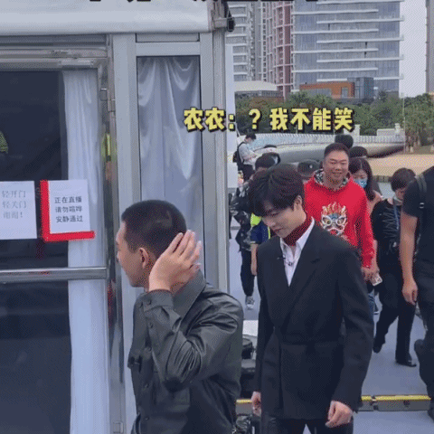 李现以为自己发型被吹乱了，抚摸寸头令陈立农憋笑不已，莫名秀逗