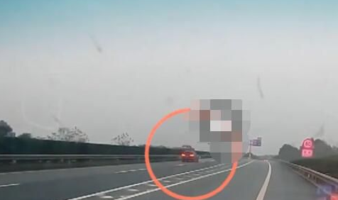 12月7日江西一罪犯驾车上高速飙150km/h惊险逃亡 民警追击场面堪比大片