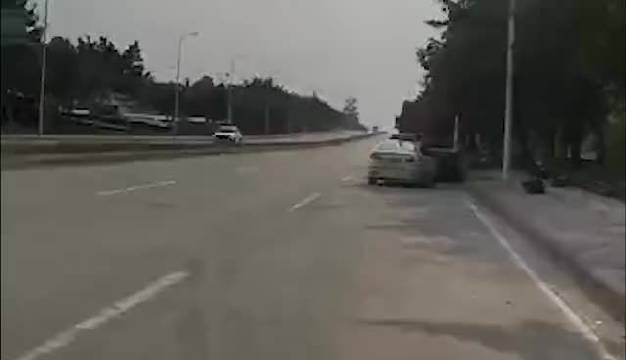 重庆一大姐科三考试被大货车挡路  停车4小时后的举动让考官崩溃