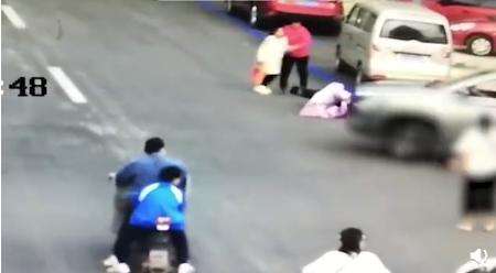 女子当街遭前男友驾车碾压 目前案件正在进一步侦查中