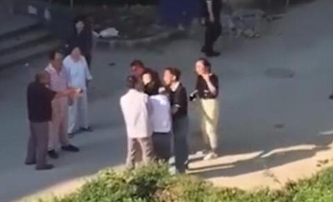 上海两小学生打闹引发爸爸约架 网友：孩子不懂事家长也跟着胡闹