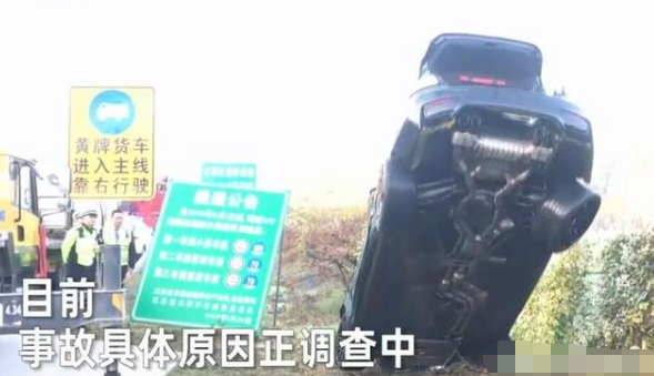 江苏无锡两名20岁美女凌晨开宝马冲入河中身亡 打捞现场一幕令人心碎