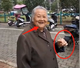 80岁老母亲偷吃雪糕被发现 笑的像个偷吃被发现的孩子