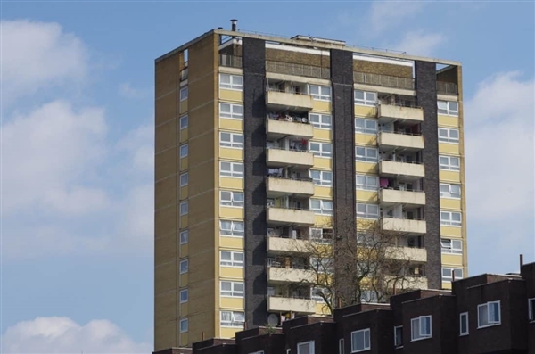 3岁女童32楼坠下奇迹生还:防坠网立大功了