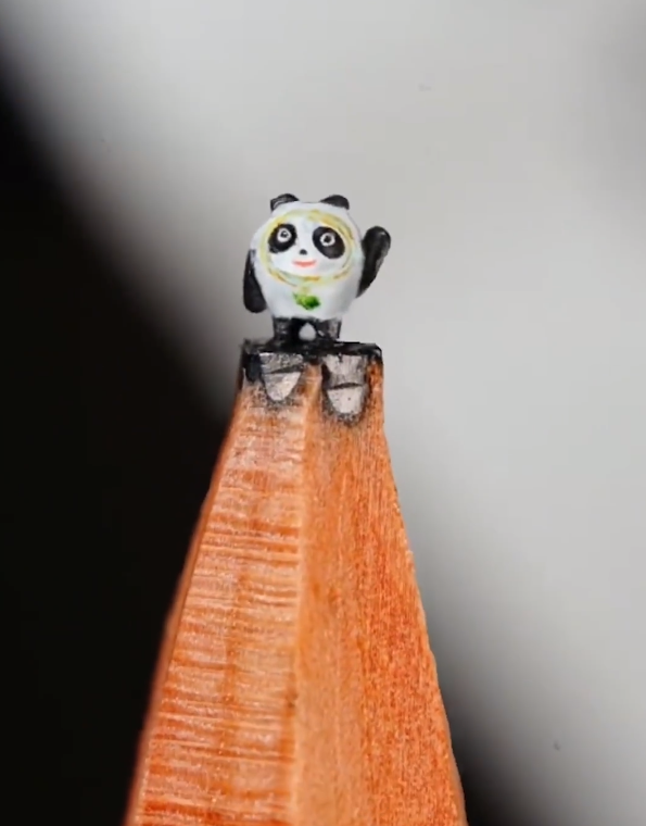 95后小伙裸眼铅芯上雕刻mini版冰墩墩！仅3毫米 感受下