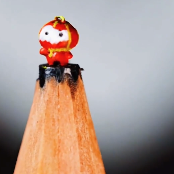 95后小伙裸眼铅芯上雕刻mini版冰墩墩！仅3毫米 感受下