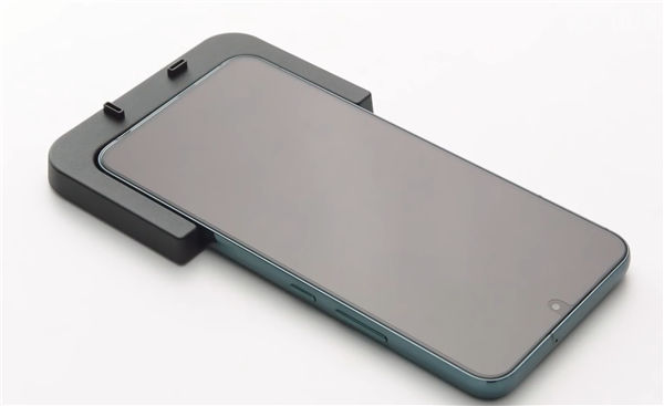 官方赠送贴膜神器!三星S22系列贴膜教程泄密