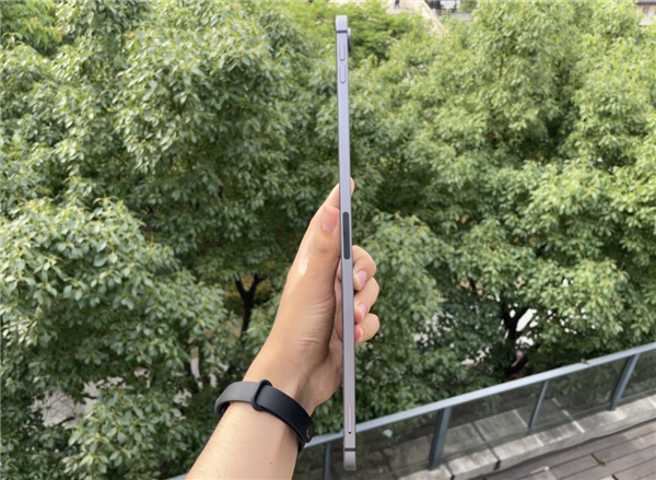 一不小心 我发现我的iPad竟然变弯了？！