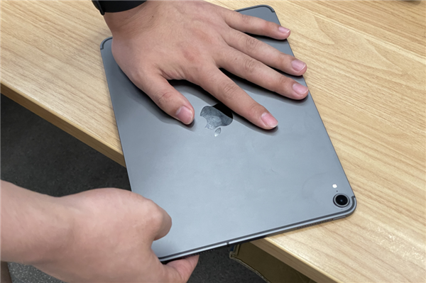 一不小心 我发现我的iPad竟然变弯了？！