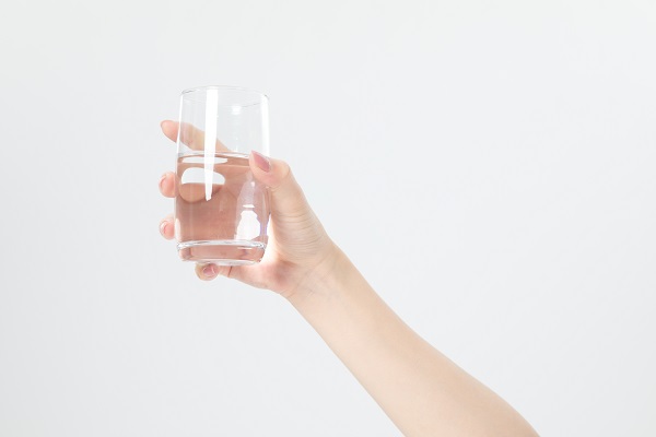 摄图网_500955235_手拿水杯（企业商用）.jpg