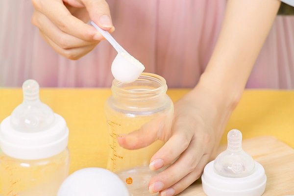摄图网_501644705_婴儿泡奶粉（企业商用）.jpg
