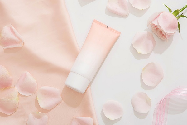 摄图网_501570998_创意玫瑰花洗护用品静物图（企业商用）.jpg