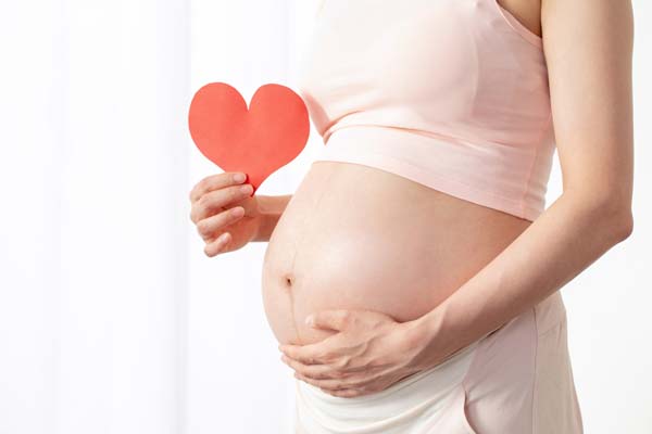 摄图网_501651541_banner_孕妇手拿爱心（企业商用）.jpg