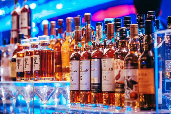 摄图网_500288715_酒吧吧台 鸡尾酒洋酒伏特加（企业商用）.jpg