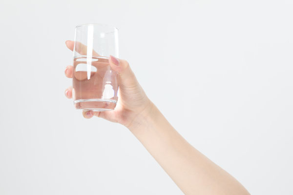 摄图网_500955235_banner_手拿水杯（企业商用）.jpg